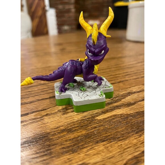 Totaku Spyro the Dragon 2 Figures - Missing a Wing :( - Picture 1 of 2